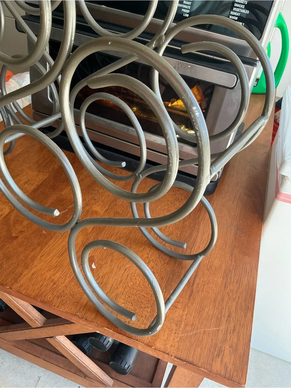 This is Vintage iron wine rack features a heavy scroll design and holds 8 bottle